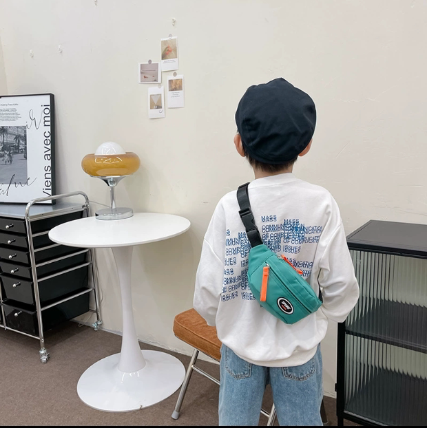 韓国風デザインの子供用バックパック、男の子用クロスボディバッグ、スタイリッシュでトレンディな子供用小型バッグ。