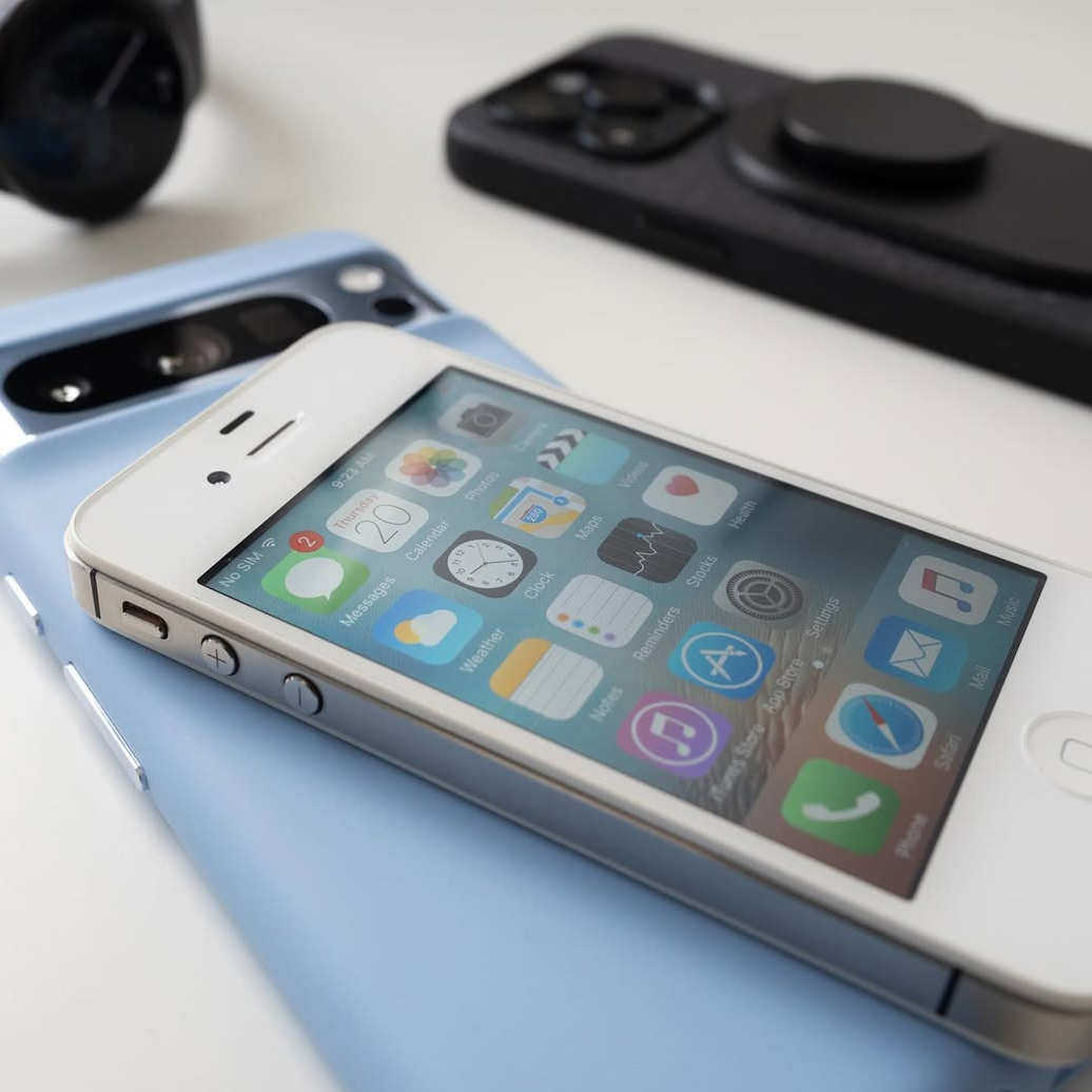 Apple iPhone 4S Genuine Student Version Apple 4S Unlocked No Network Game Console for Elderly Backup Old System 6.1.3