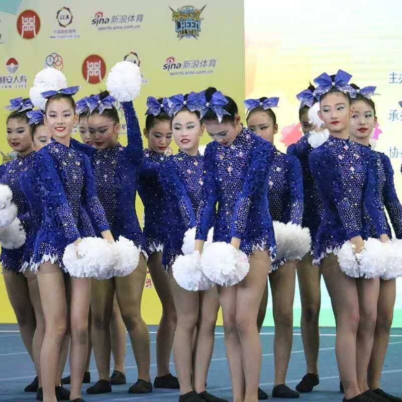 Competitive suit cheerleading, take the ball to the competition for the competition art group cheerleading and perform the show.