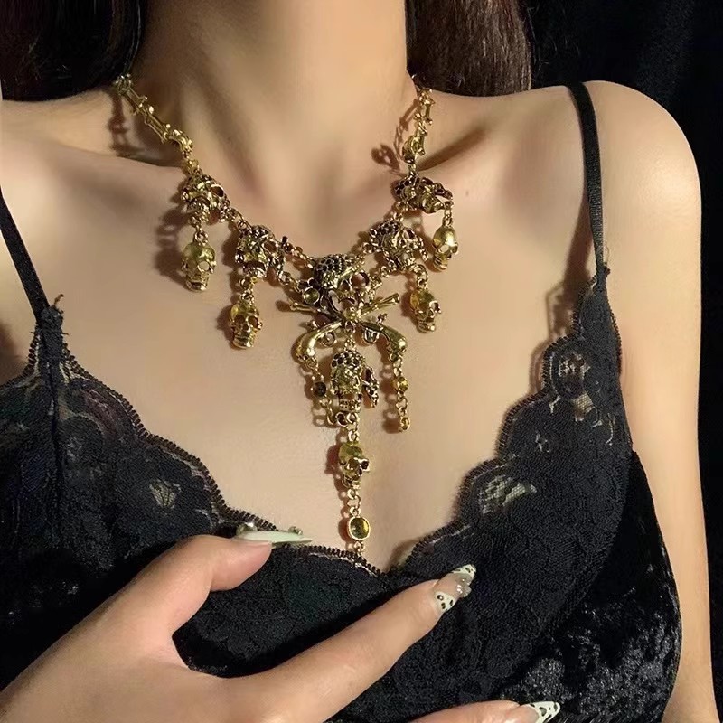 Halloween skull multi-layered tassel necklace, European and American retro exaggerated ghost claw collarbone chain, dark style cosplay accessory