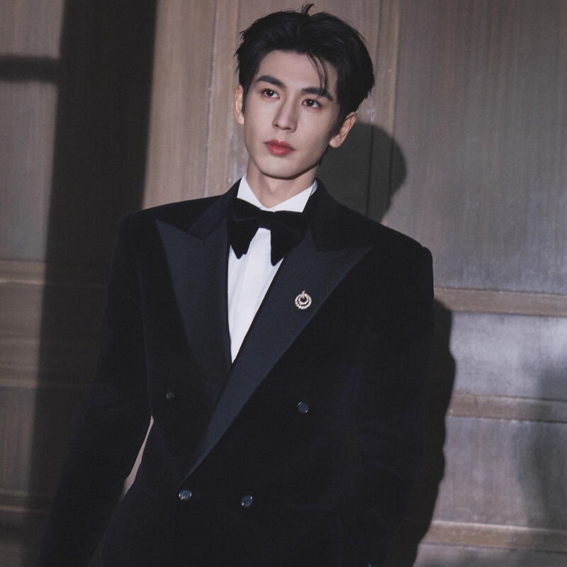 Zhang Linghe Celebrity-Style Black Velvet Double-Breasted Suit for Men, Business Formal Fit, Versatile for Banquets, Trendy Suit