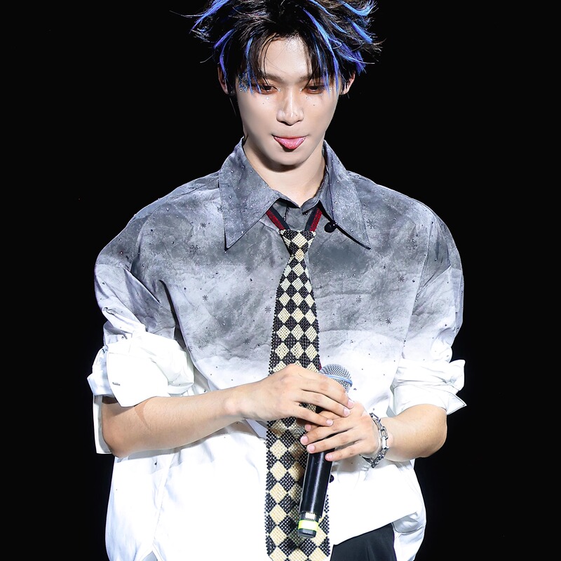 Ziyu Celebrity Style Short-Sleeved Shirt for Men, Ink Painting Gradient Design, Casual Loose Performance Host Shirt