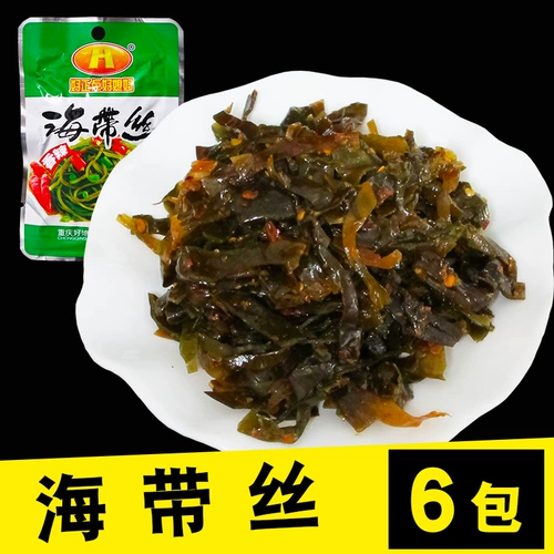 Угорошки открывают сумку и едят небольшую упаковку, острая пища пряная холодная, маленькие закуски, соленые огурцы, хорошая дочь