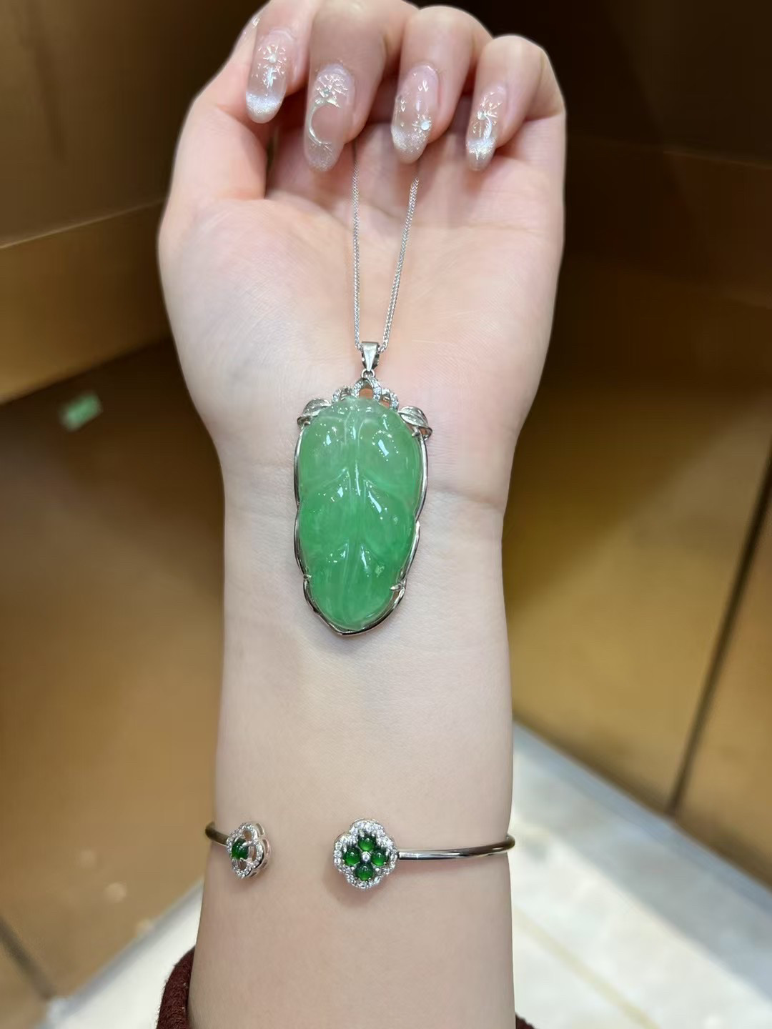 Серебряное ожерелье s925银镶嵌天然a货翡翠绿金枝玉叶叶子吊坠女款时尚镀白金锁骨炼