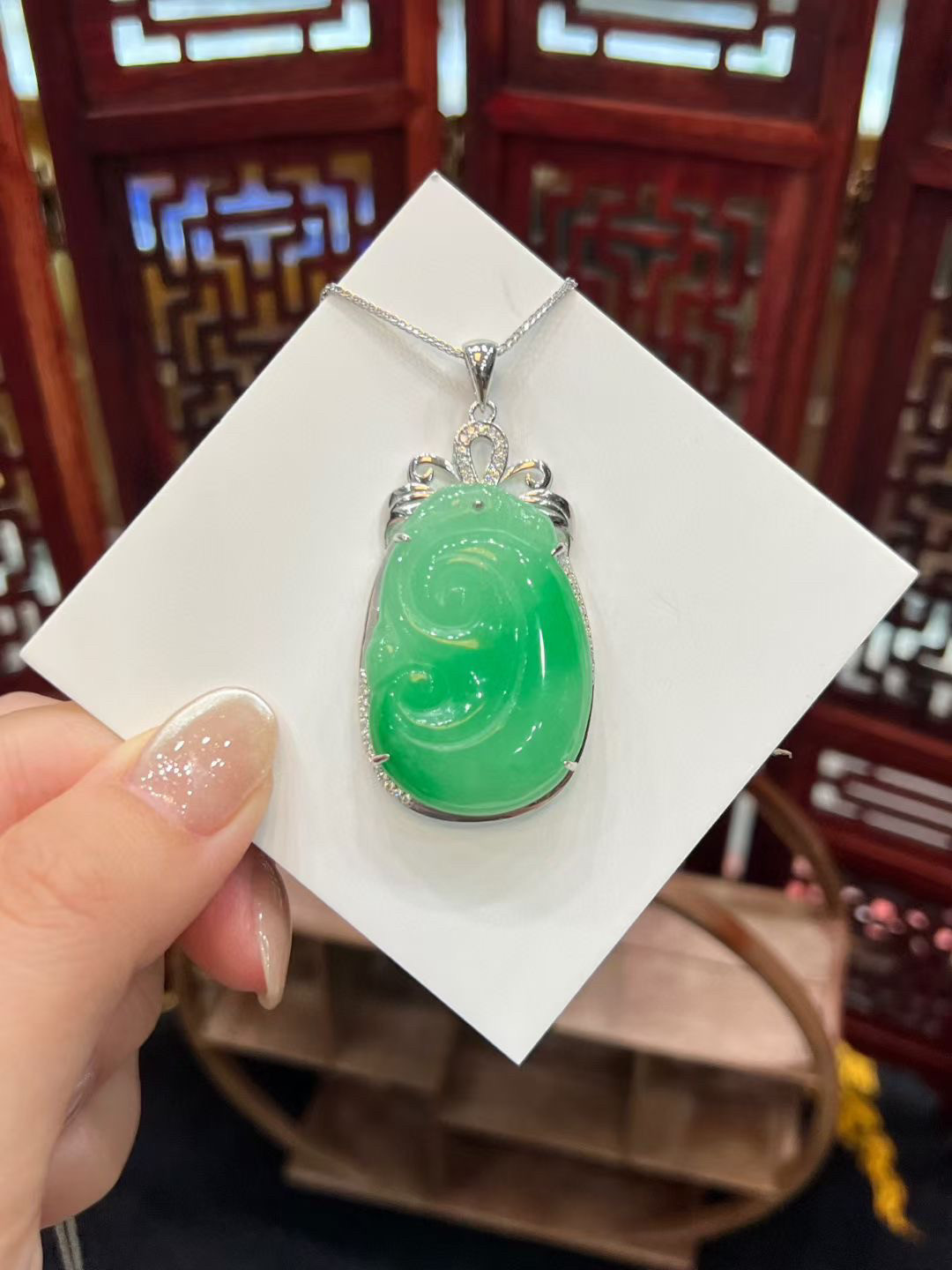 Серебряное ожерелье s925银镶嵌天然a货翡翠绿金枝玉叶叶子吊坠女款时尚镀白金锁骨炼
