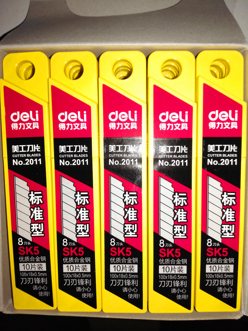 Deli 2011 large art wallpaper blade SK5 carbon steel manufacturing standard sharp blade 18mm