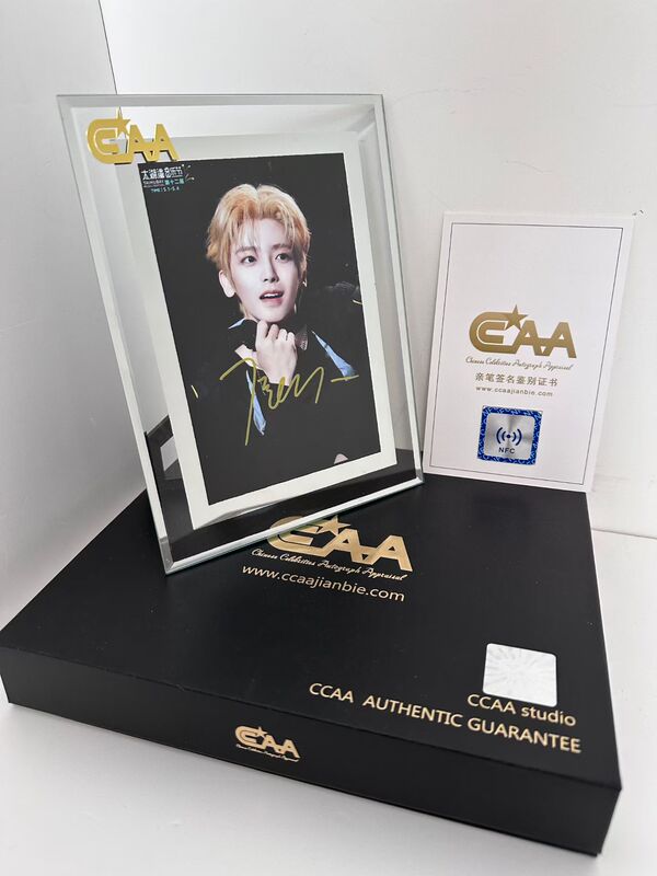 Hou Minghao Personally Signed a Photo with His Autograph, Comes with a Certificate, Photo Frame, Gift Box, Great for Collecting or Giving as a Gift
