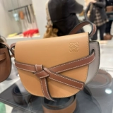 Loewe/Luo Yiwei Женская сумка двойные ворота Уваленные седловые сумки мини -треугольник лук на косо
