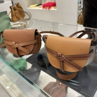 Loewe/Luo Yiwei Женская сумка двойные ворота Уваленные седловые сумки мини -треугольник лук на косо