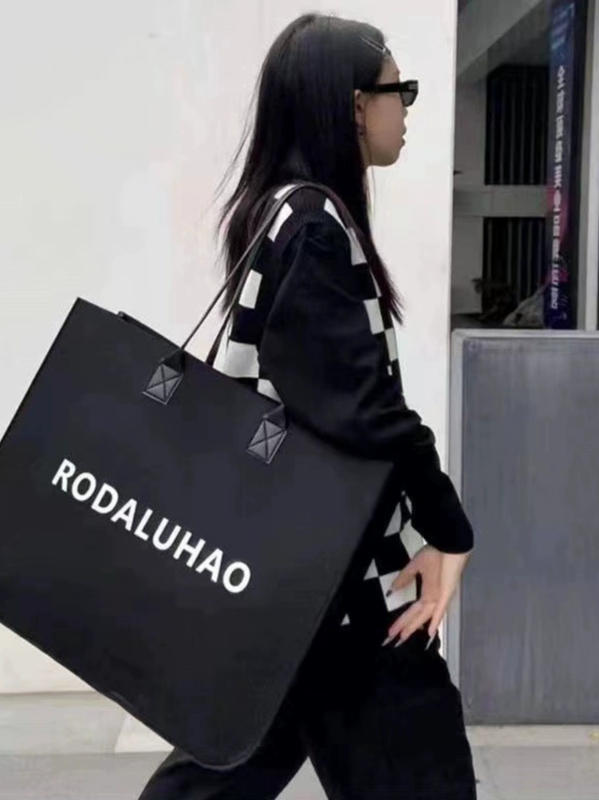 New Felt Bag Tote Bag with Extra Large Capacity, Trendy Felt Tote Bag, Simple Letter Design, Versatile and Fashionable Shoulder Bag