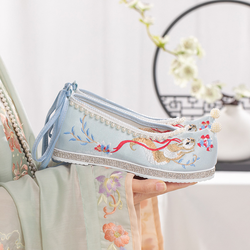 Leusong 2021 Spring new teething Footwear Footwear String Beads Lace Embroidered Cloth Shoes Female inner heightening mix with ancient wind