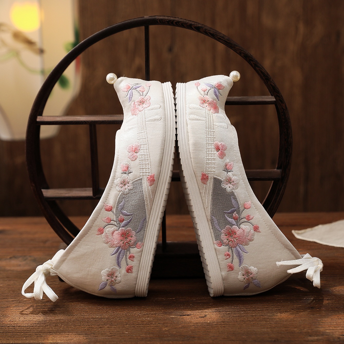 (Yueqin) 2020 new Hanfu women's ancient style shoes with heightened embroidered shoes with bow shoes and head-turned shoes within five centimeters