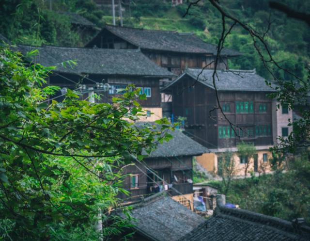 中国衣服最多的民族,传统服饰是超短裙16