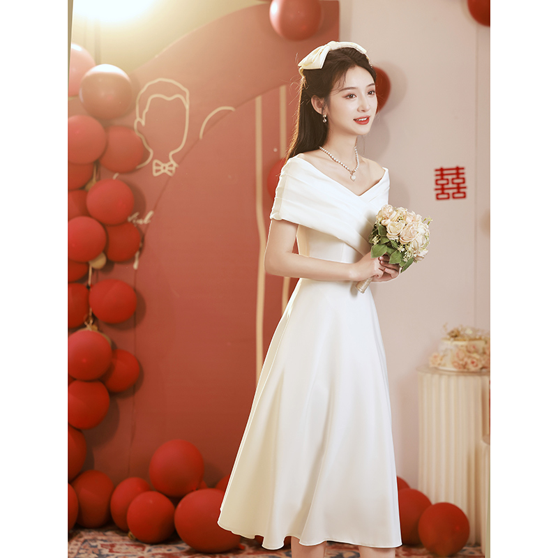 Wedding beautiful dress Six -year -old shop ten colors and beautiful dress, one shoulder white little evening dress, you can wear engagement atmosphere back to the door to get a small white skirt