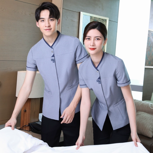 Уборка для уборки короткая -Направленная женская весна и летняя недвижимость отель гостиницы номера официант уборщика тети уборки тети