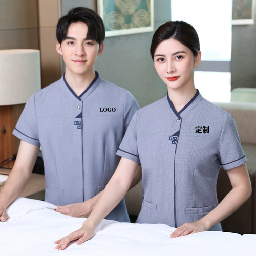 Уборка для уборки короткая -Направленная женская весна и летняя недвижимость отель гостиницы номера официант уборщика тети уборки тети