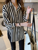 Black and white striped shirt female design sense niche loose retro port flavor light cooked sunscreen shirt summer 2021 New