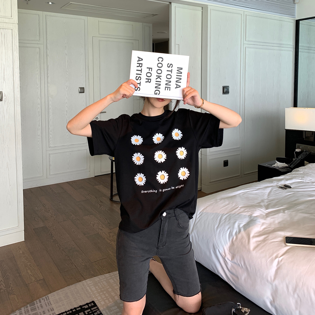 Black chic t-shirt 2022 new summer short sleeve design feels a ladies loose tops for leisure