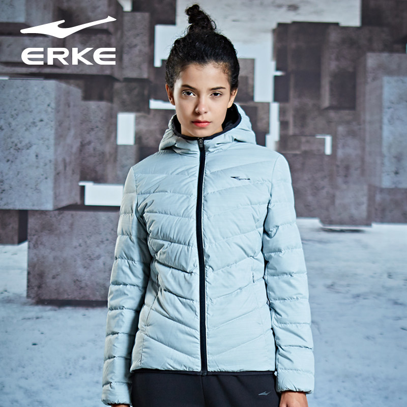 Спортивные пуховики женские. Куртка Erke женская. Спортивный пуховик женский. Женский пуховик спортивный женский. Пуховик короткий женский спортивный.