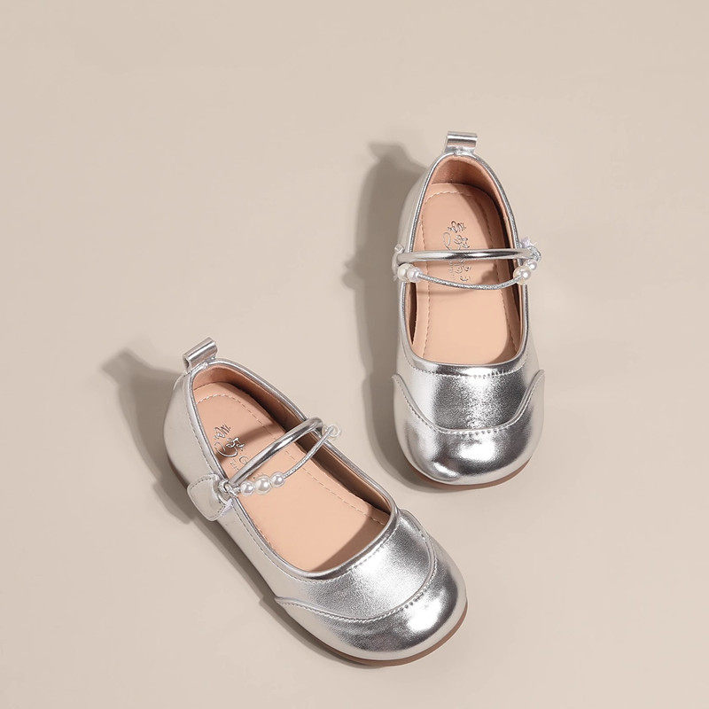 女の子用本革2026年夏新作シルバーシングルシューズ、多用途カジュアルソフトソールリトルプリンセスシューズ