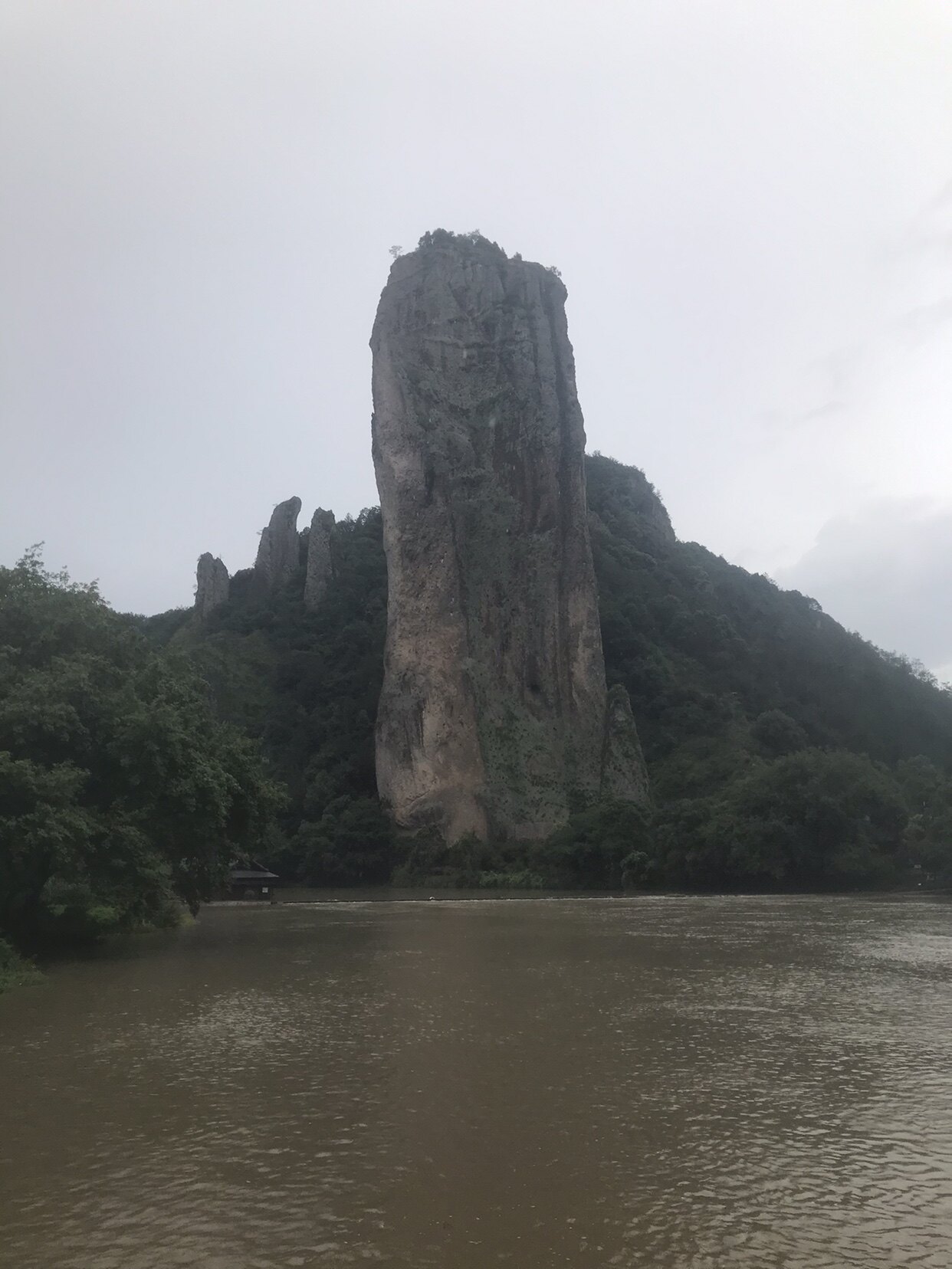 佰亿箱包的LOGO