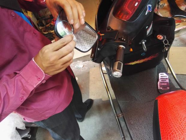 Gương xe máy cá mập Everest Gương sắt CH125 Gương chiếu hậu xe máy Gương rộng sắt bền chống vỡ cá mập trắng - Xe máy lại gương kính xe vision chính hãng