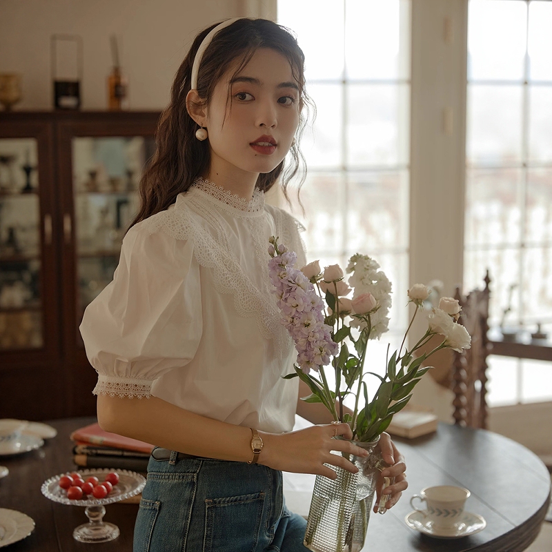 French Court-Style Lace Spliced White Short-Sleeved Shirt for Women, Summer Trendy and Age-Reducing Puff-Sleeve Top, Stunning and Fashionable