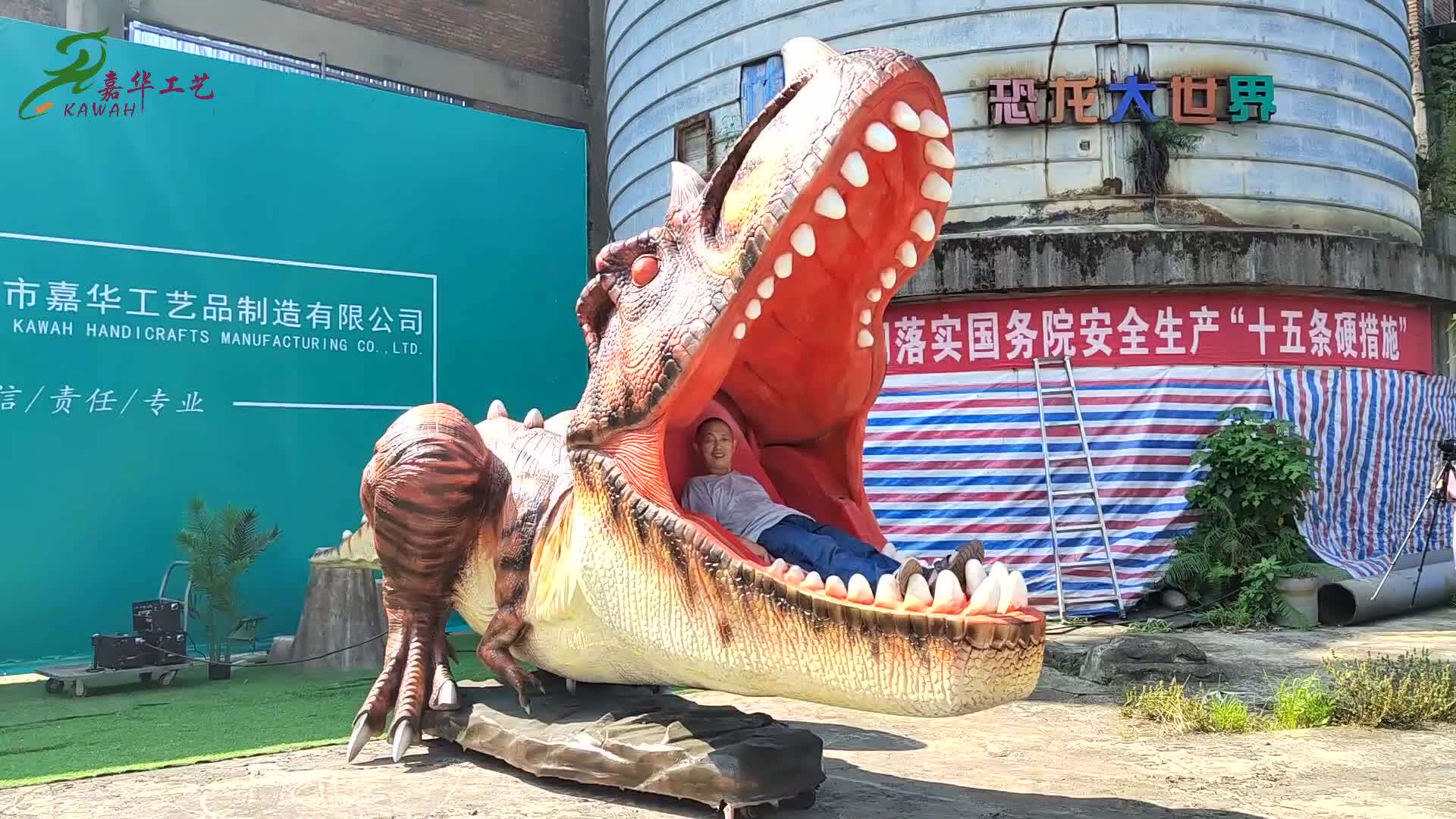 Custom-made Interactive Dinosaur Animatronic People Lie In T-rex Mouth ...