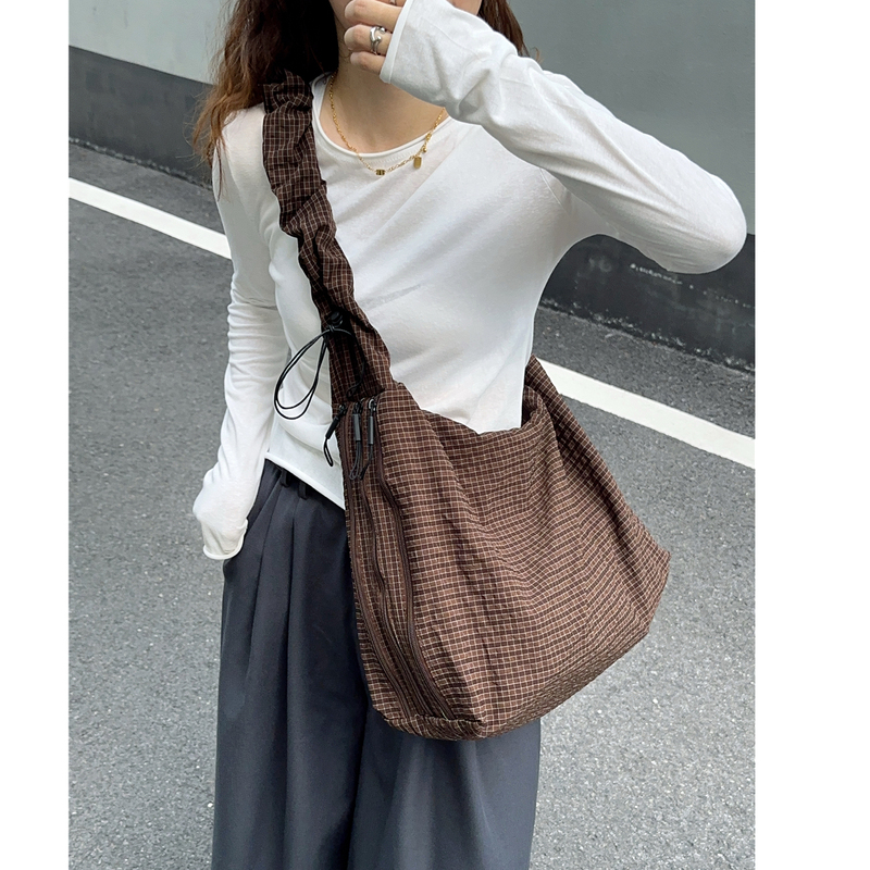 Japanese Retro Large-Capacity Fine Checkered Crossbody Bag 2026 Niche Lazy Style Pleated Shoulder Strap Crossbody Bag Casual Bag
