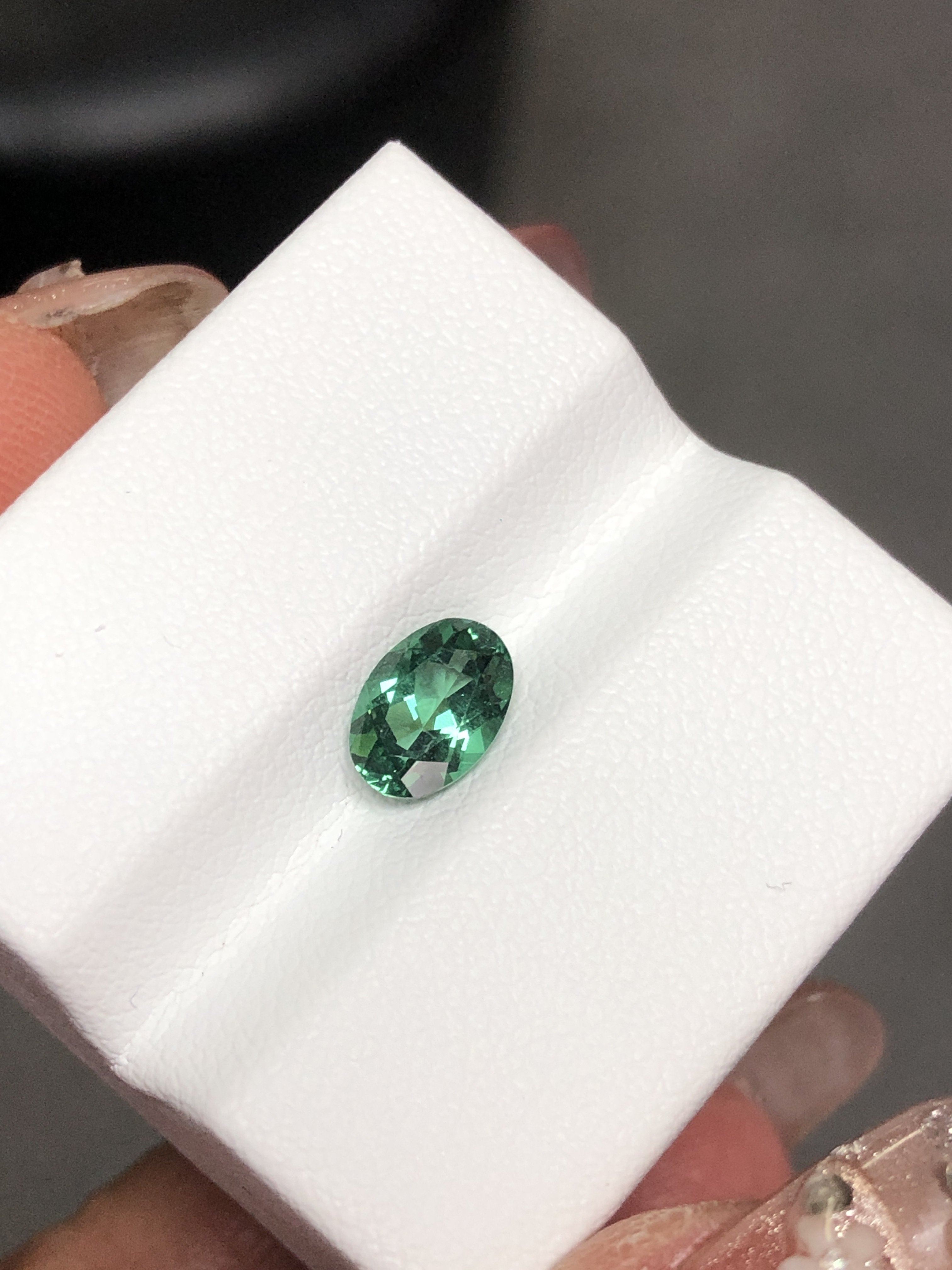 0.88カラットの天然アパタイト、精巧にカットされ輝いている