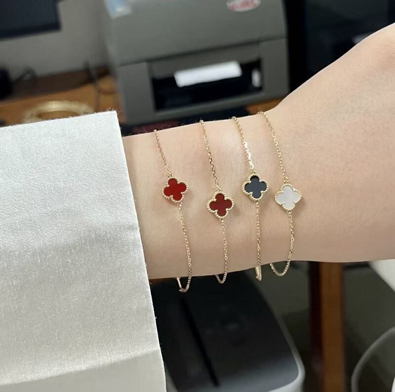 Sterling Silver Four-Leaf Clover Bracelet with White Mother-Of-Pearl and Red Chalcedony, Single Flower, Small Size, 18K High-End Version, Light Luxury, Versatile, Birthday Gift Sterling Silver Four-Leaf Clover Bracelet with White Mother-Of-Pearl and Red Chalcedony, Single Flower, Small Size, 18K High-End Version, Light Luxury, Versatile, Birthday Gift