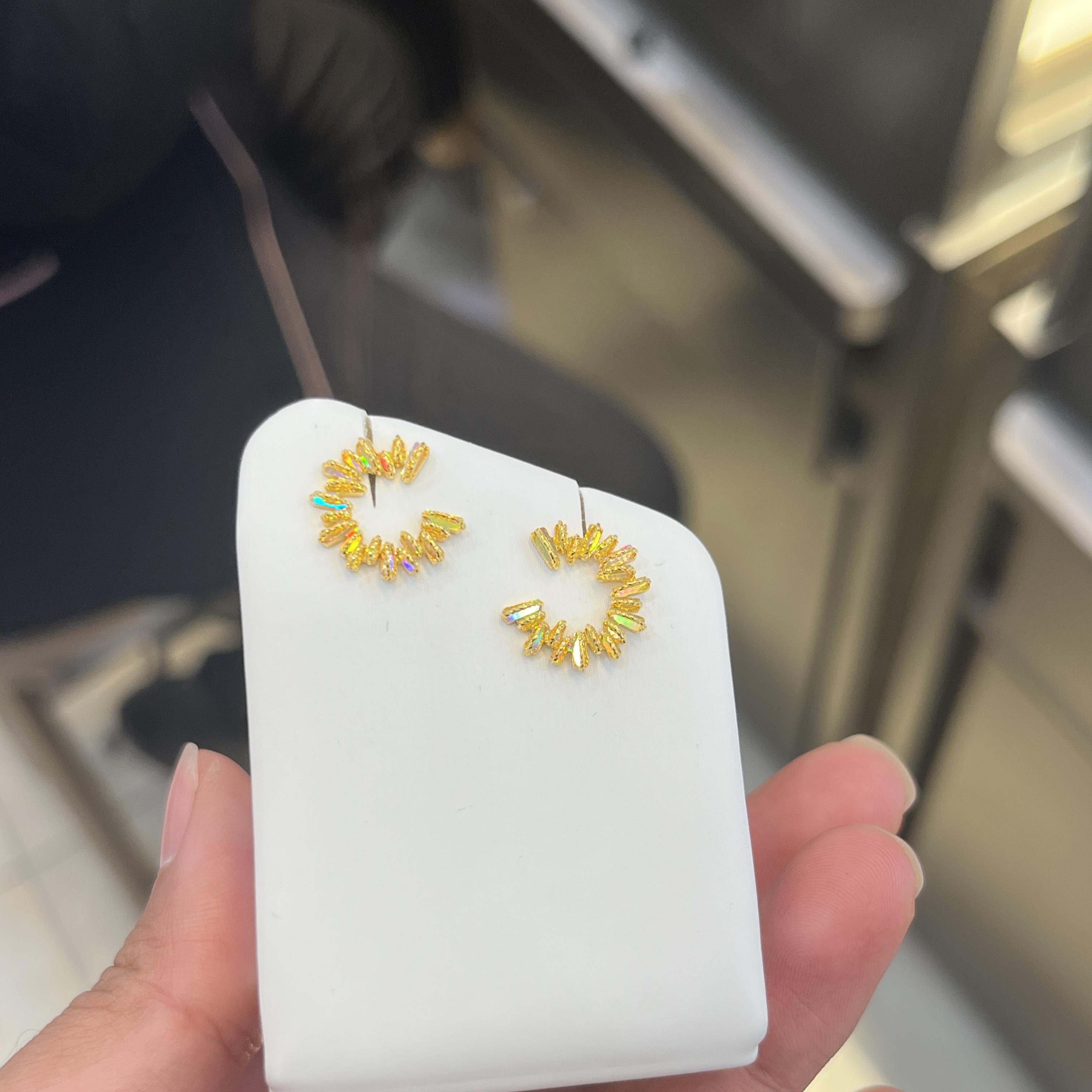 Luk Fook Jewellery ライト＆シャドウ ゴールドシリーズ アイスダイヤモンド カラフルレターC スマイリング 純金イヤリング レディース 30%オフ