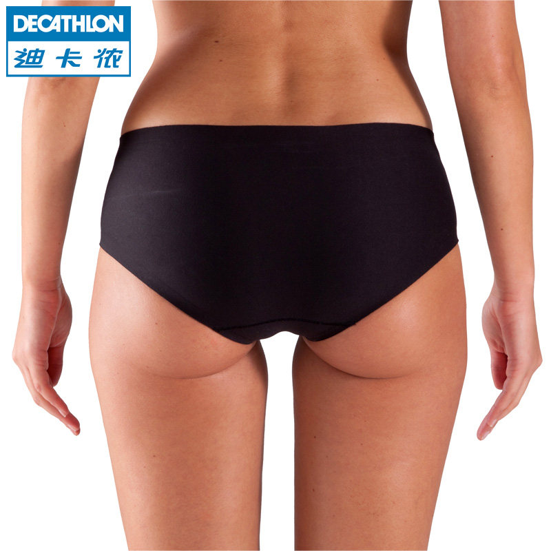 Два атласных одеяла и спортивные трусы