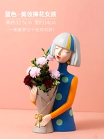 Blue-beauty держит цветочную девушку (фиолетовый симуляционный цветок)