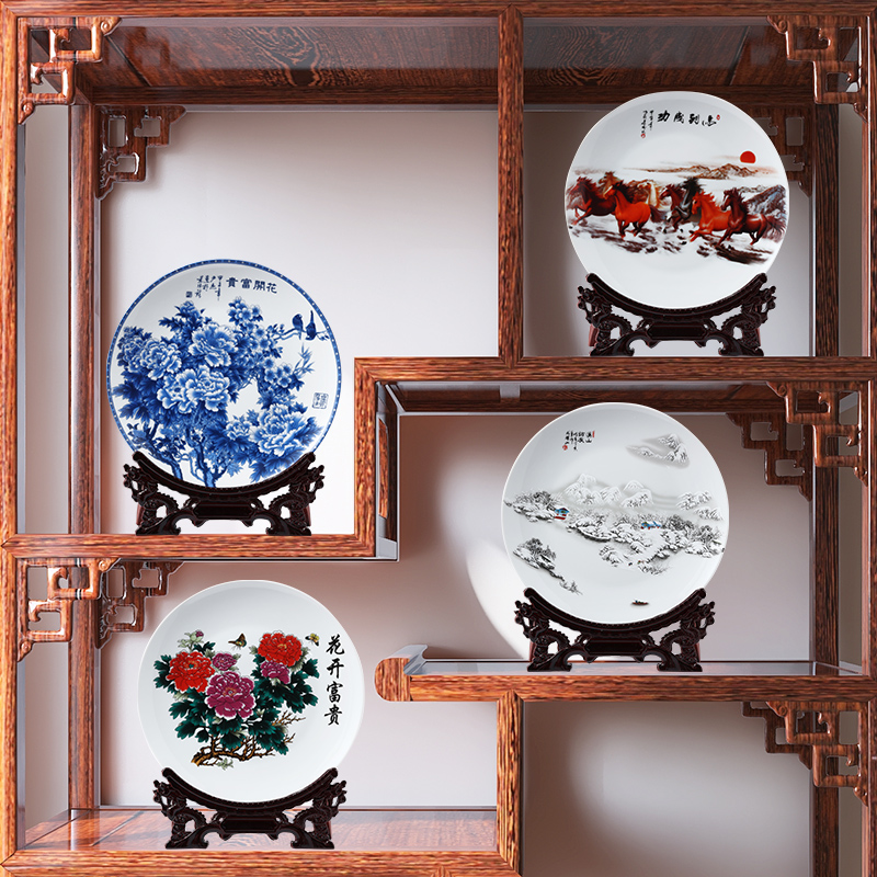 Hanging plate Jingdezhen ceramic porcelain decorative sitting plate Modern Chinese pastel blue and white porcelain Red wine rack handicraft decoration