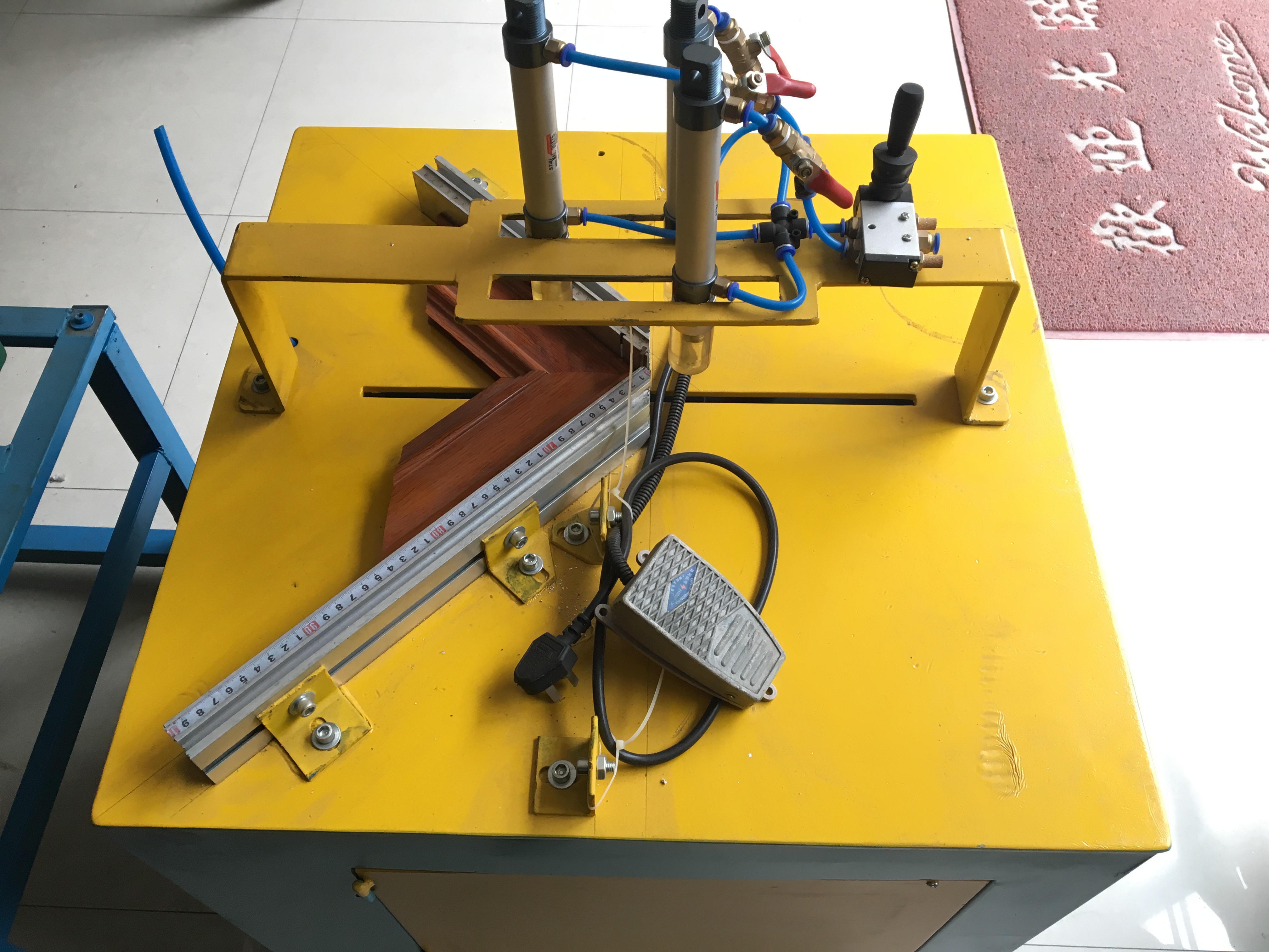 Integral cabinet cabinet door cutting machine aluminum cutting machine crystal steel door aluminum material cutting machine moving door cutting cabinet door cutting