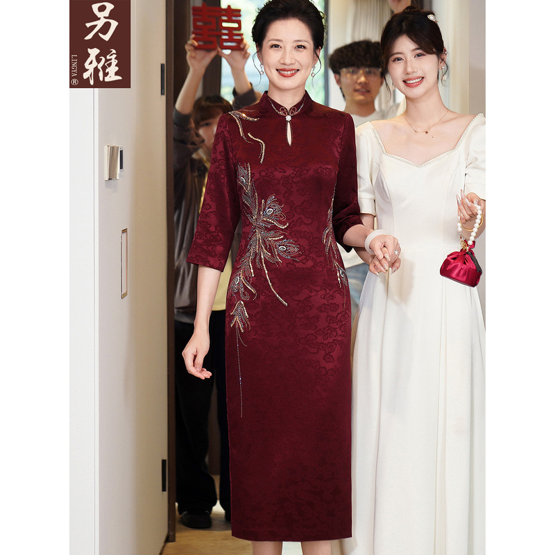 Elegant Autumn Acetate Cheongsam Banquet Dress for Mother-In-Law, Long Jacquard Dress with Long Sleeves and Embroidery Elegant Autumn Acetate Cheongsam Banquet Dress for Mother-In-Law, Long Jacquard Dress with Long Sleeves and Embroidery