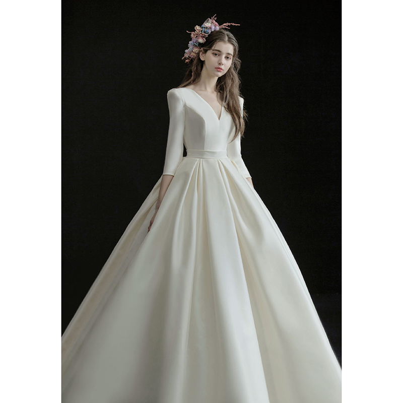 Long sleeve main wedding dresses 2021 new French style bridal satin minimalist V neckline dreamy trailing out of the house