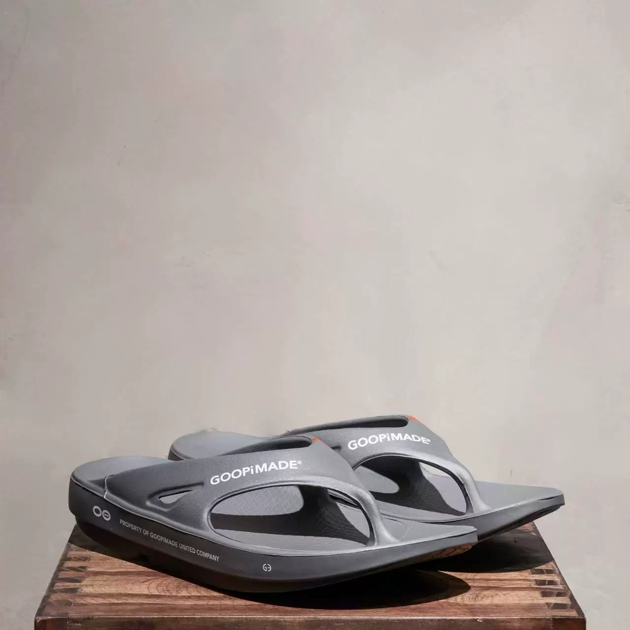 BRidggge spot GOOPiMADE x OOFOS водонепроницаемые резиновые амортизированные удобные шлепанцы