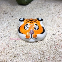 Resident crab replaces shell and creative hand-made sea screw shell DIY decoration