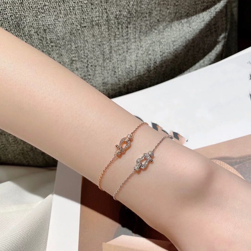 Hong Kong High-End Horseshoe Buckle Inlaid Diamond Bracelet for Women 18K Gold Large and Small Nautical Buckle Bracelet Valentine's Day Gift Hong Kong High-End Horseshoe Buckle Inlaid Diamond Bracelet for Women 18K Gold Large and Small Nautical Buckle Bracelet Valentine's Day Gift