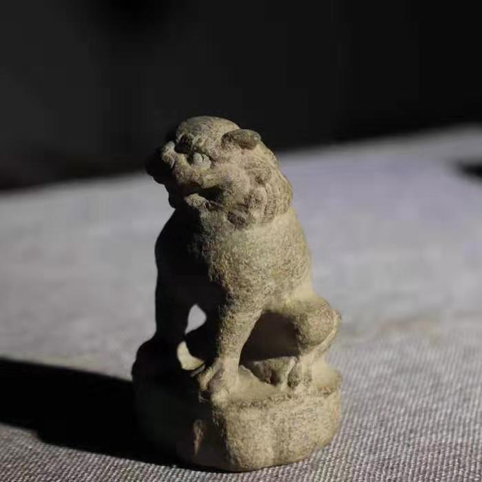 Yafengtang old stone carving old stone ware Bluestone antique old handmade natural weathered lion and beast tea table ornaments