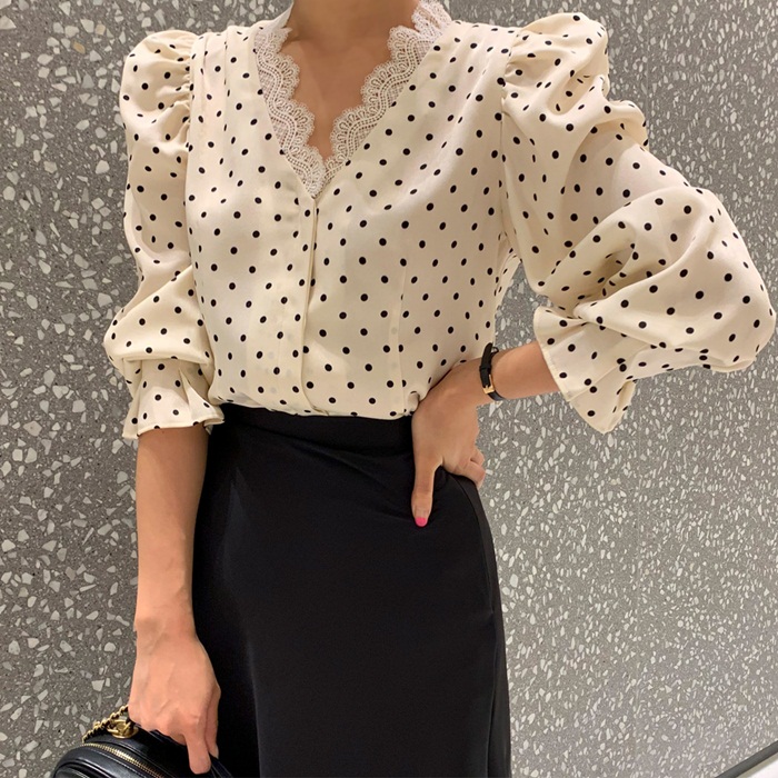 Slightly lace V-collar sleeved shirt female spring new shirt pinched shoulder coat OL Korea