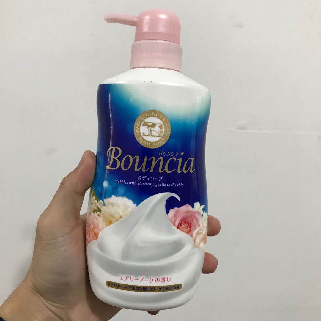 Photographed 42 Japanese imports cow cow's milk stone base milk body lotion with persistent rose fragrance moisturizing and dense foam