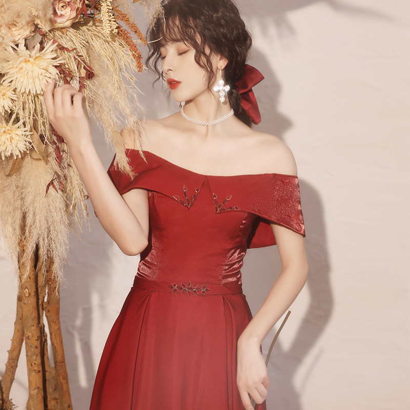 Bridal toast with 2021 new wine red wedding gown back door to dress with a long version of the dress.