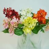 Маленькая свежая и простая симуляция Цветок Dingxiang Hydrangea Flort Fruit рука держит маленький цветочный пакет кофейный столик