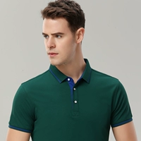 Темно -зеленые мужчины и женщины в том же стиле