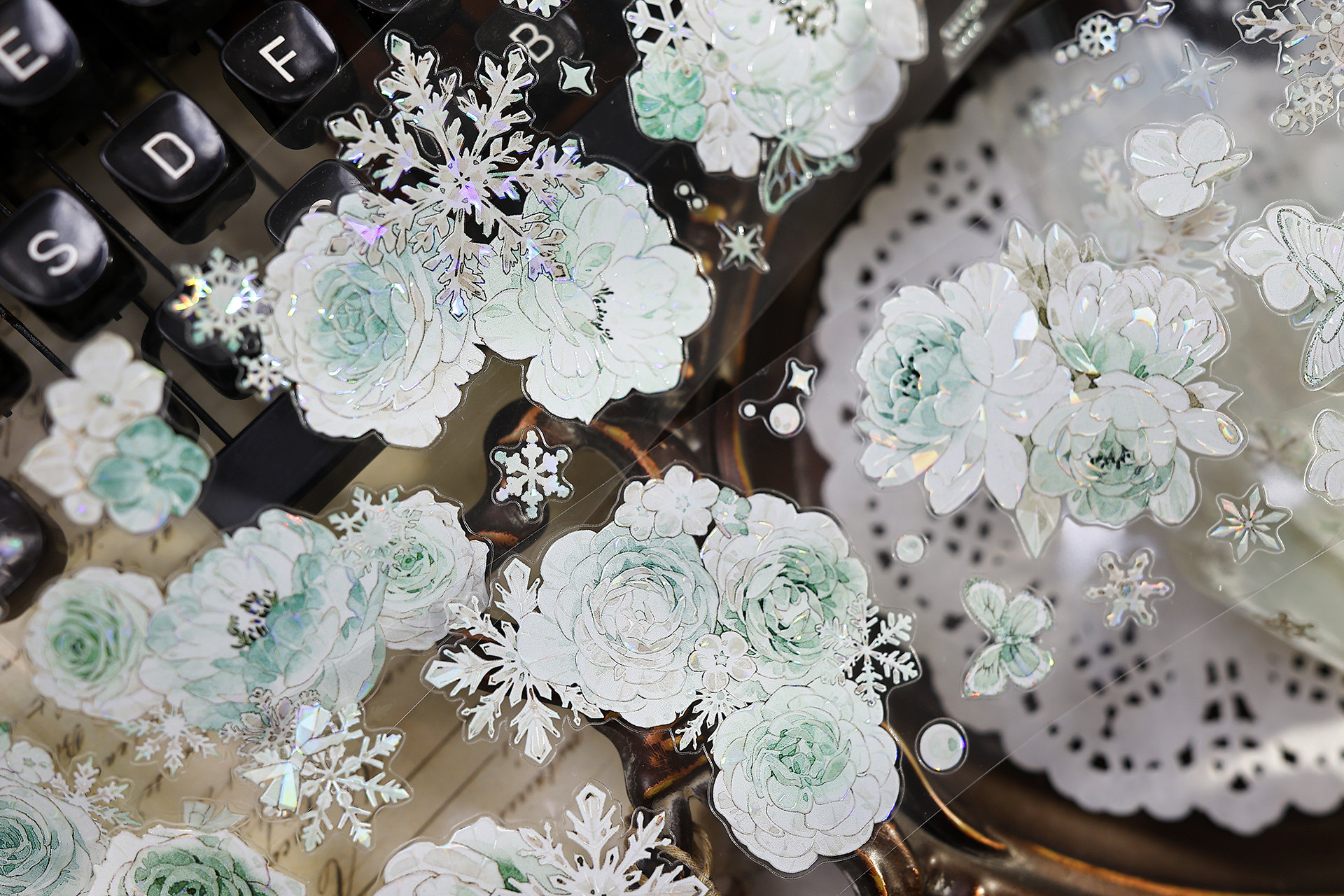 10%OFF】ミントアイスの軽やかなレトロ感あふれる青緑の花々。PET 製