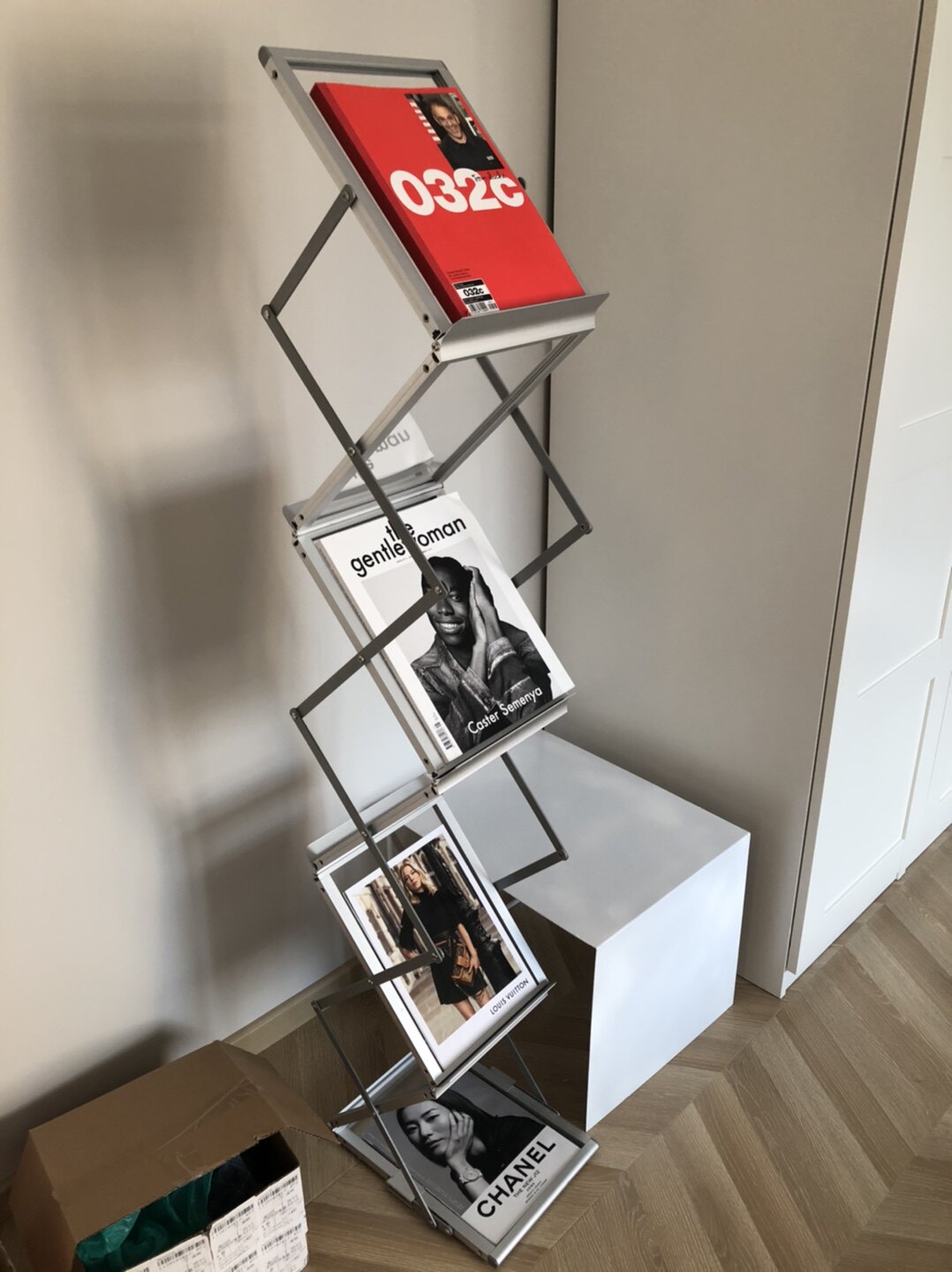 DPstudio Middle - Ancient Fengaluminum Alloy Magazine Front folding book frame can host the retractable in air display props