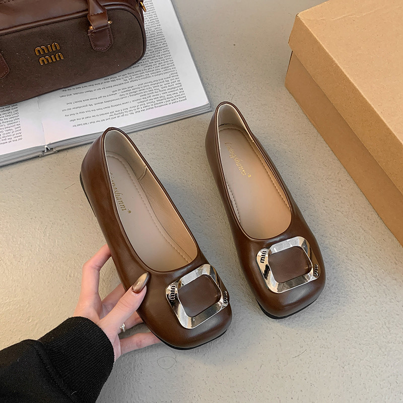 揭秘那些隐藏在鞋子里的品牌商标：出售背后的商业秘密